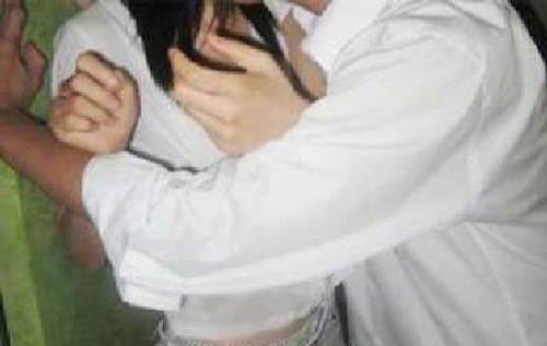 Ru ban gai 11 tuoi hat karaoke roi lam chuyen nguoi lon hinh anh