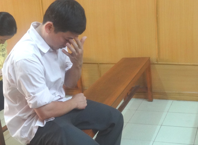 Phat tu ga trai dam o 2 be gai ngoai quoc hinh anh