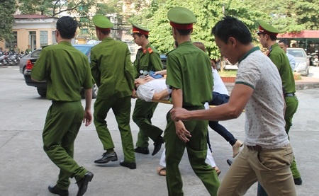 Bị án Trần Ngọc Thanh phải thở bằng oxy rời khỏi phiên tòa bằng xe cấp cứu.