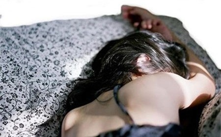 Bi cong an bat qua tang khi dang cuong buc thieu nu hinh anh