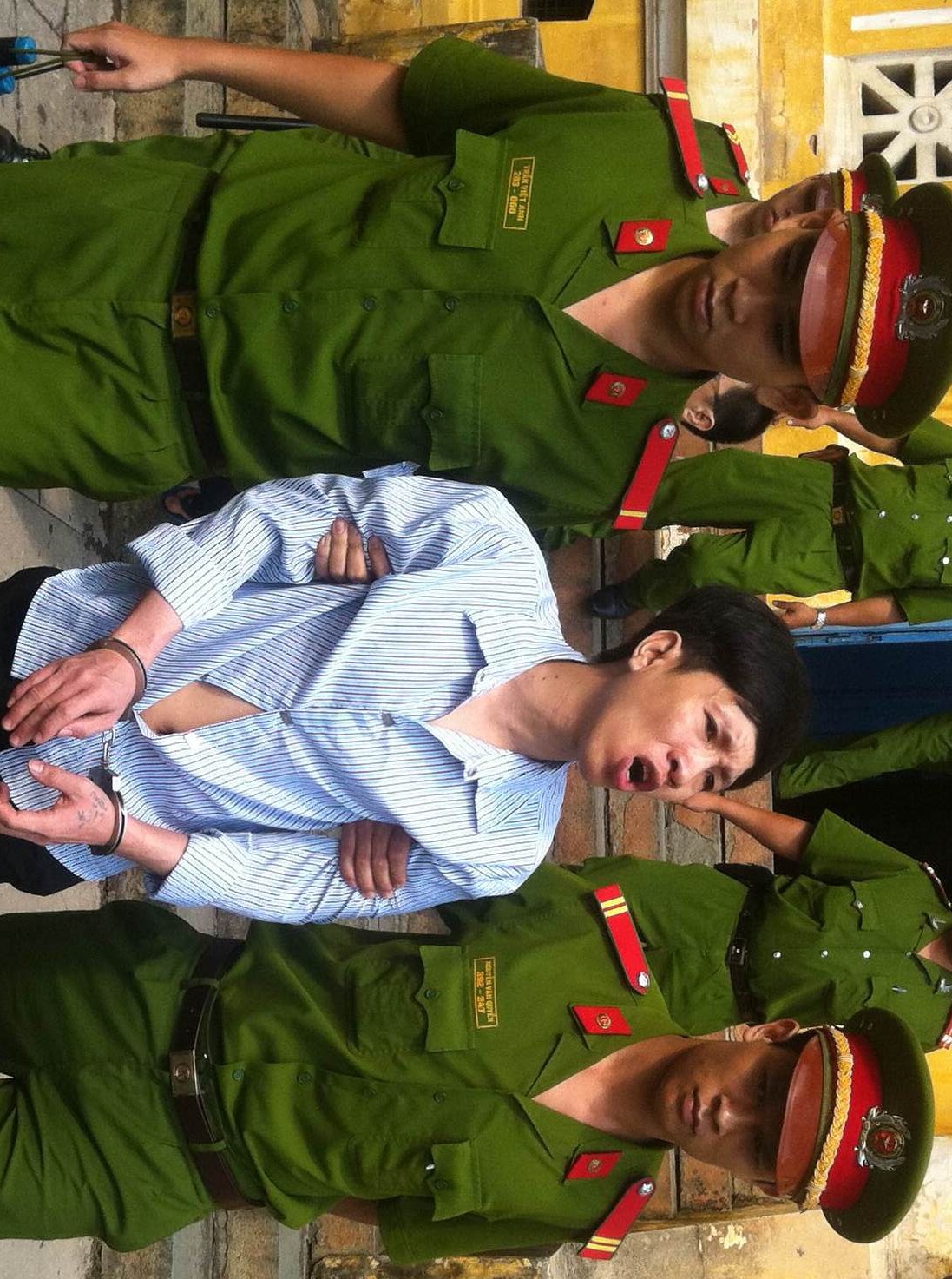 Hung thủ nói chuyện với người thân khi bị dẫn giải về trại giam.