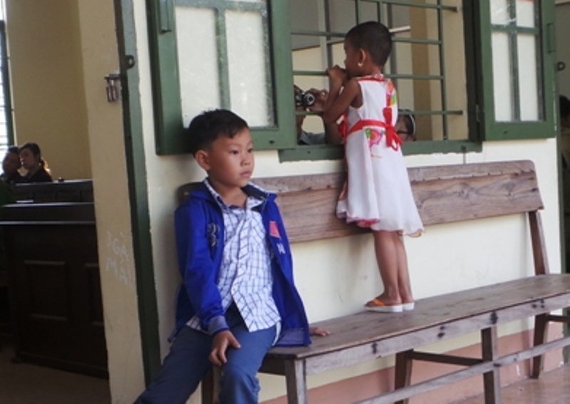 Hai đứa trẻ chơi đùa trước phòng xử án.