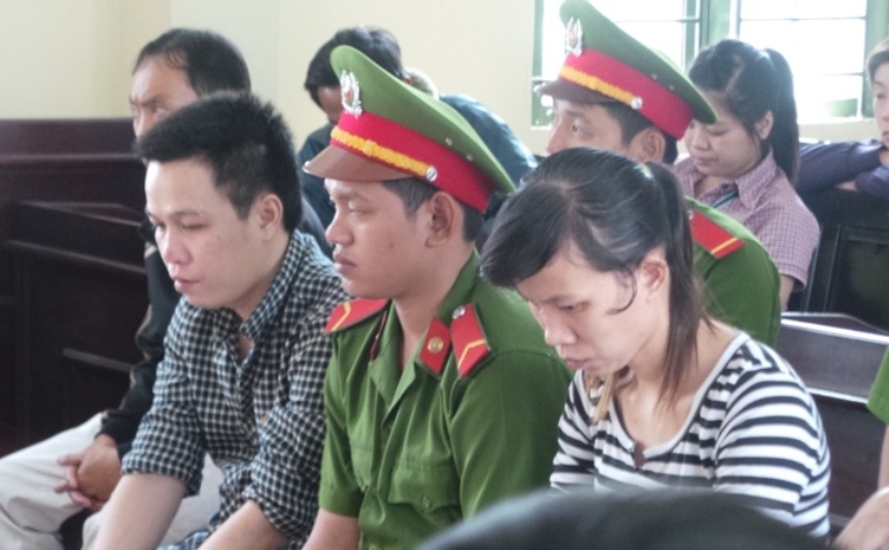 Trang và Minh trước vành móng ngựa.