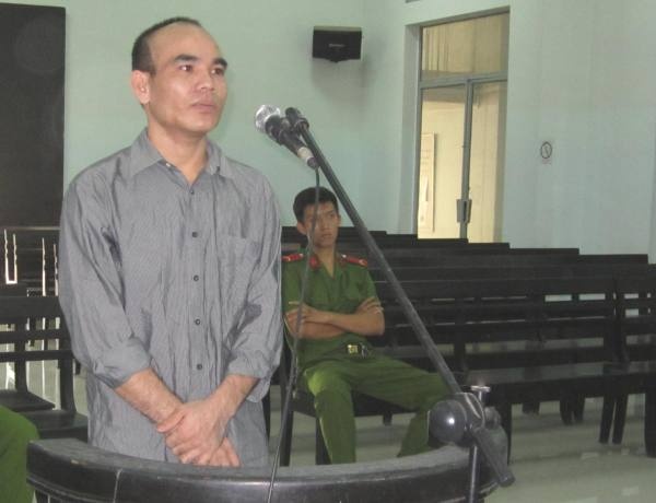 Hậu khai rằng mình chỉ mua ma túy cho... tôm ăn.