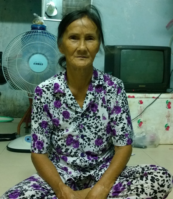 Giọng bà Út chùng xuống khi PV hỏi về đứa con trai tù tội. Ảnh: Khắc Thành