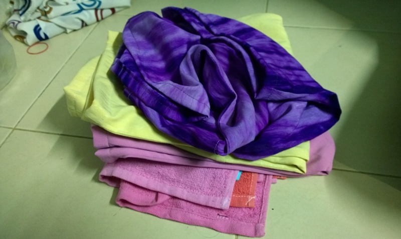 Mấy bộ đồ con gái cũ bà Út bay lại cho Trúc mặc trong trại giam.