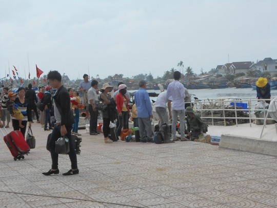 Bien dong, hang tram khach ket tren dao Ly Son hinh anh