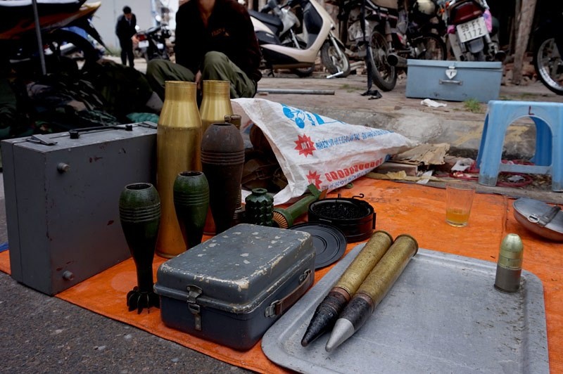 Những loại đạn, vỏ đạn cỡ lớn, hòm chứa đạn... được bày bán ở chợ phiên Vạn Phúc.