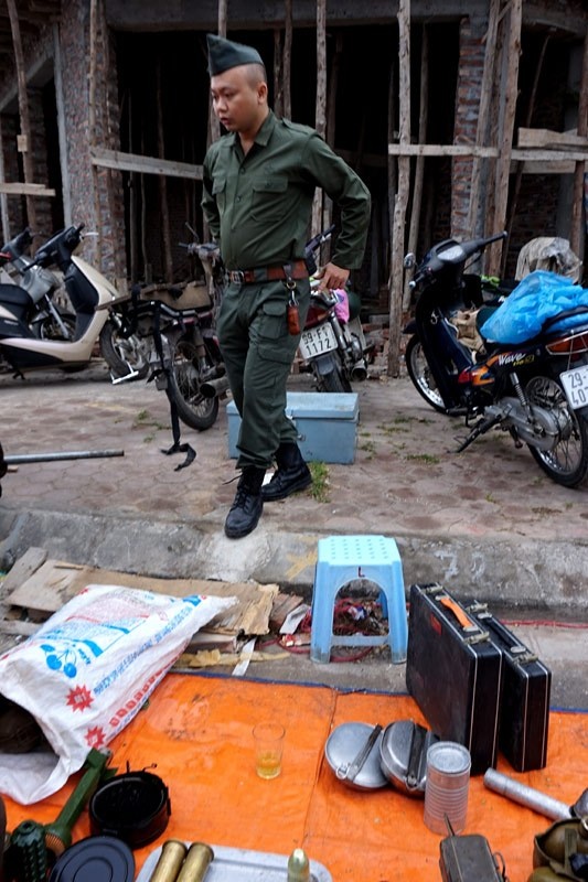 Một người bán hàng trong bộ đồng phục quân sự khá lạ.