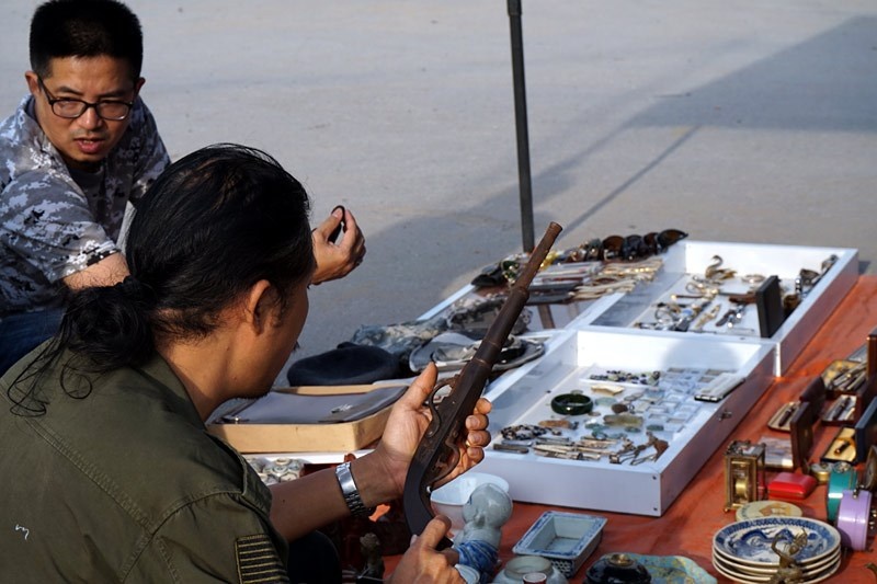 Một khẩu súng cổ được khá nhiều người chú ý.