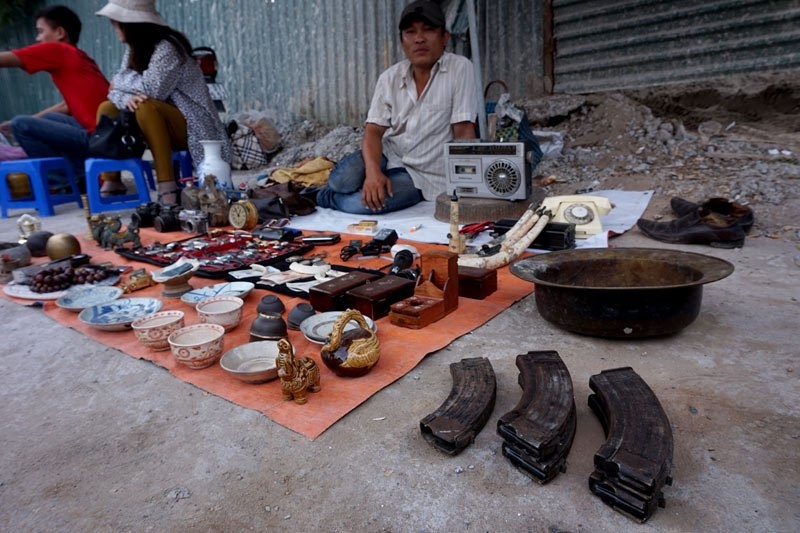 Hộp tiếp đạn được bày cùng đủ các loại đồ cũ khác.