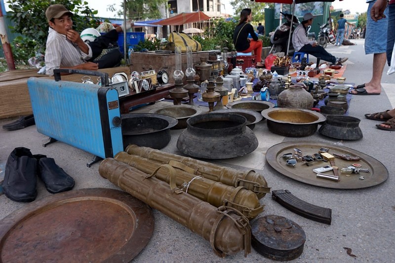 Chủ sạp hàng này cho biết những chiếc hộp này dùng chứa đạn bazoka, một loại súng được dùng trong chiến tranh chống Mỹ. Mỗi chiếc ống chứa đạn này được đòi giá 1 triệu đồng.