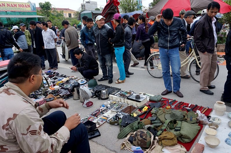 Những bao, túi quân dụng của lính Mỹ, lính chế độ cũ cũng xuất hiện khá nhiều trên các sạp.