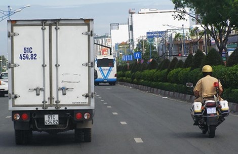 CSGT quận Tân Bình đang áp tải xe thịt bò bơm nước 51C-454.82 đến Trạm Kiểm dịch động vật Hóc Môn (TP.HCM).