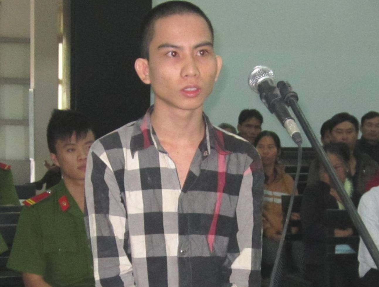 Nam sinh danh chet em ho linh an chung than hinh anh