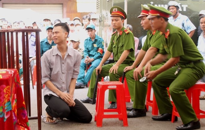 Bình quỳ xuống xin gia đình nạn nhân tha thứ.