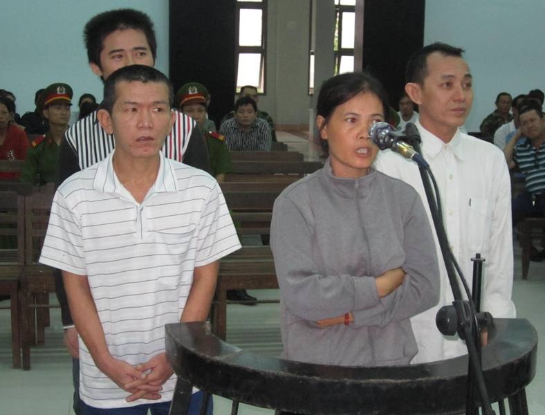 Các bị cáo trước vành móng ngựa.