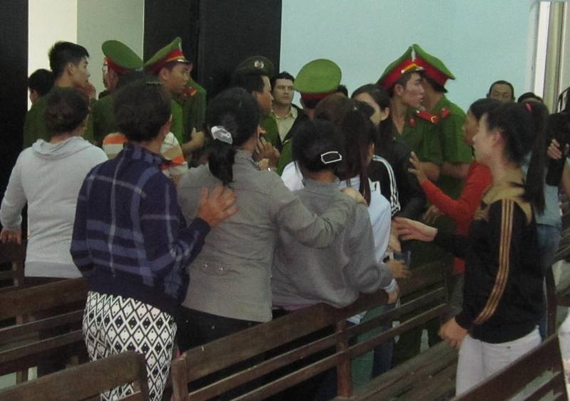 Hai gia dinh lao vao hon chien ngay trong toa an hinh anh