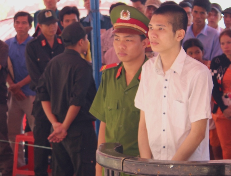 Bi nguoi yeu phan boi, thanh nien dam chet tinh dich hinh anh