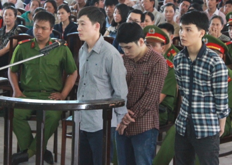 Ba bị cáo trước vành móng ngựa.