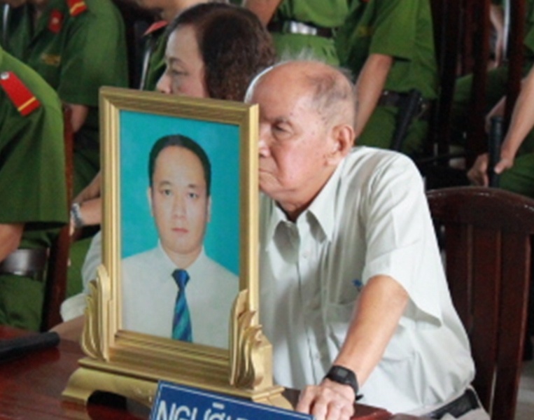 Cha nạn nhân đau đớn bên di ảnh con trai.