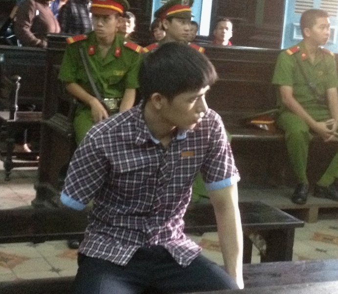 Trai tre cut tay dam chet ban hang vi khong tra no hinh anh