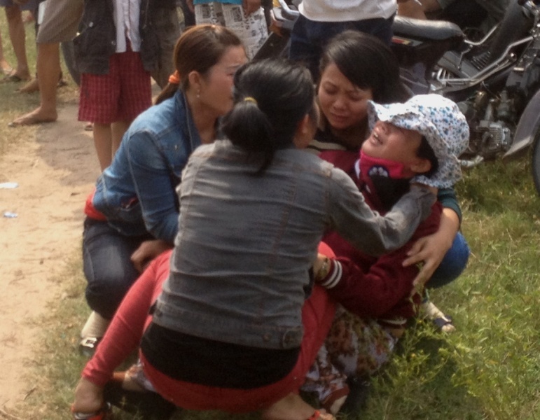 Nguoi me ngat lim khi con trai di trom cho linh an tu hinh anh