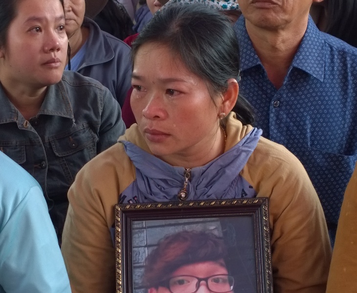 Mẹ nạn nhân Bảo ôm di ảnh con trai và mắt nhòe lệ.