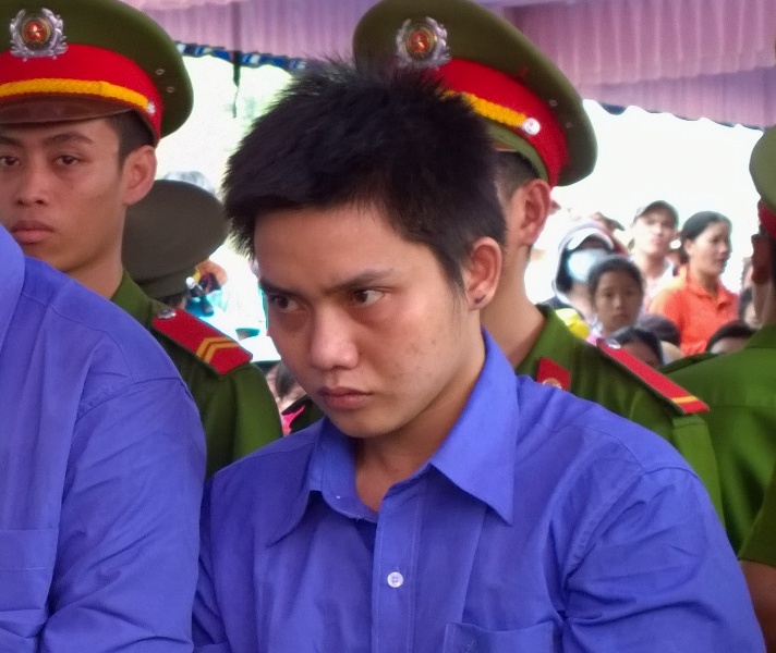 Hiếu trước vành móng ngựa.