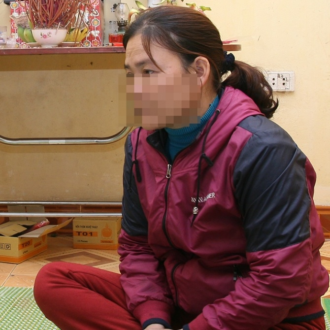 Chị V. đang kể lại câu chuyện với PV.