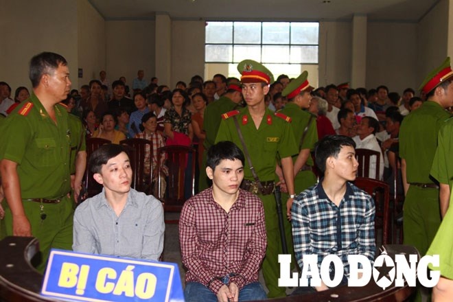 Ba bị cáo trước vành móng ngựa.
