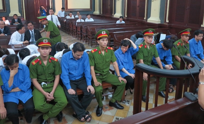 Các bị cáo trước vành móng ngựa.