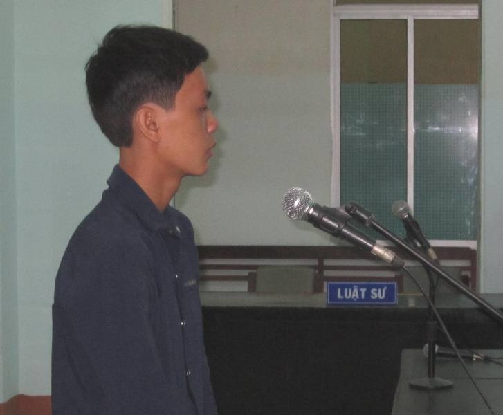 Di tu vi trom ban tho nha hang xom hinh anh