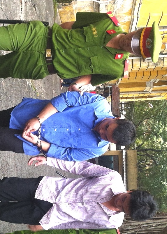 Bang nhom gia cong an 'phat' nguoi di duong hinh anh