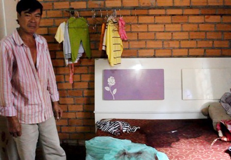 Ông Trần Văn Hùng đau xót chỉ cho PV nơi con gái và cháu ngoại bị Hoàng sát hại.