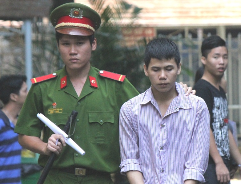 Me hot hoang khi thay thanh nien trong tu quan ao con gai hinh anh