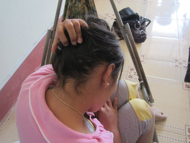 Dieu tra vu giao vien tieu hoc danh dap, cat toc nu tap vu hinh anh