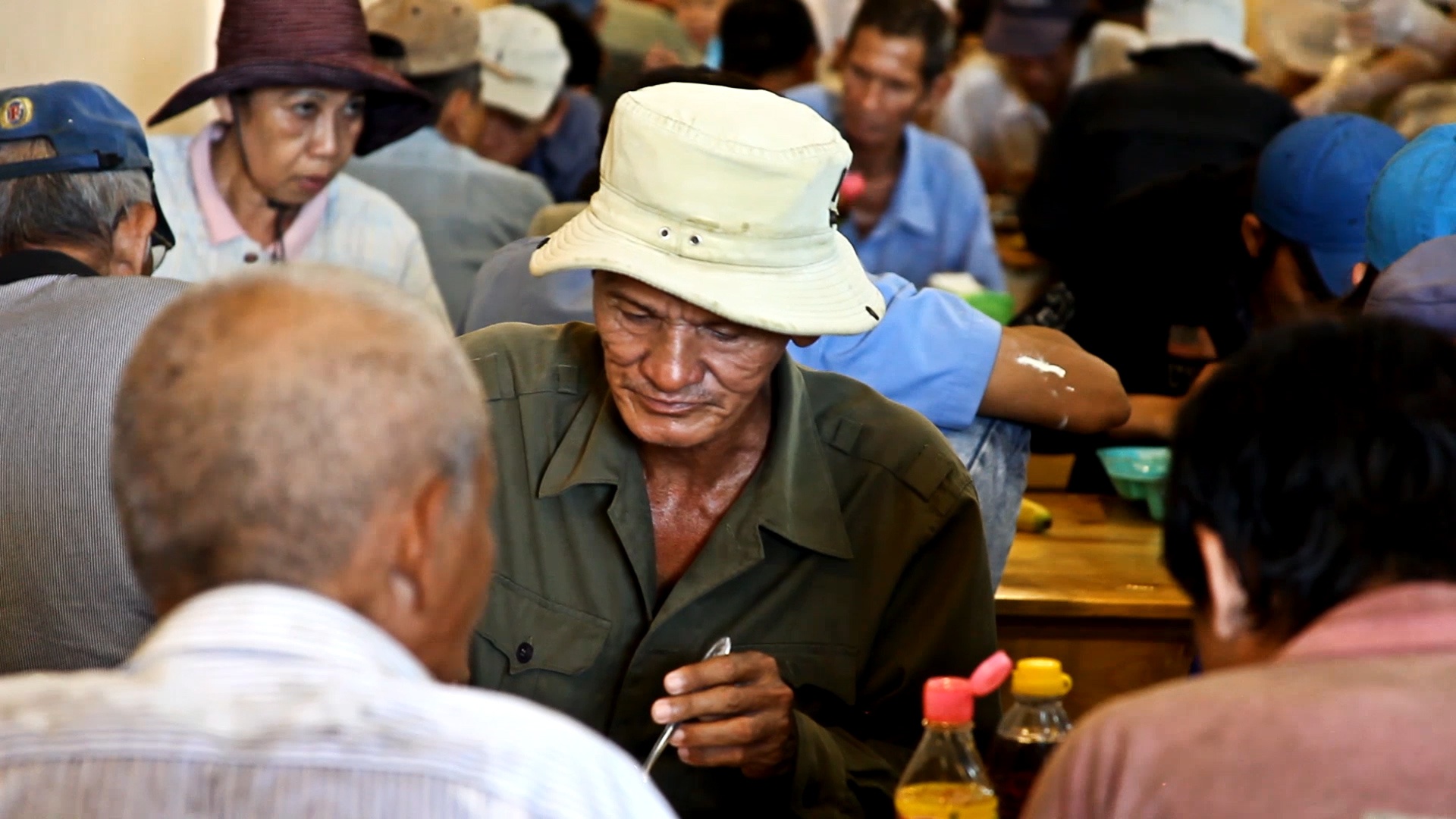 Click chuot de chia se bua an cho nguoi ngheo hinh anh