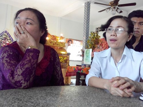 Chị Bùi Thị Kim Châu (áo trắng) chia sẻ về người em trai của mình.