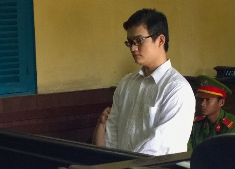 Tu hinh ke bop co, do nuoc soi vao mieng con gai nguoi tinh hinh anh