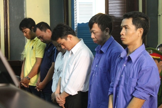 Các bị cáo đang nghe tòa tuyên án.