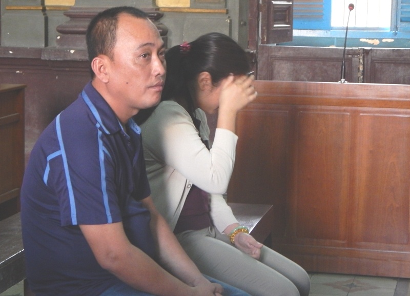 Yến liên tục che mặt khi thấy PV chụp hình.