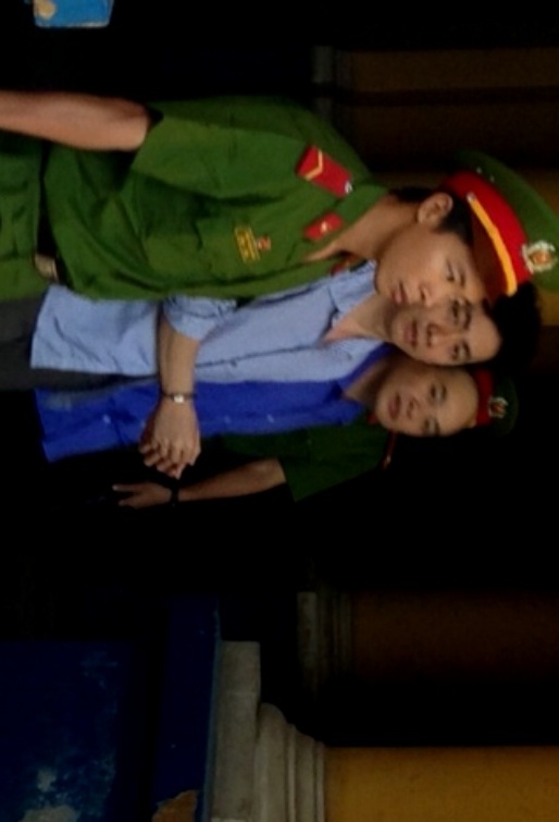 Sinh vien truong luat ham hiep be gai ngay tren duong hinh anh