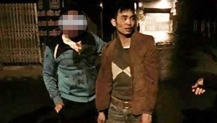 Phó công an phường (bìa trái) đang khống chế kẻ chống đối.