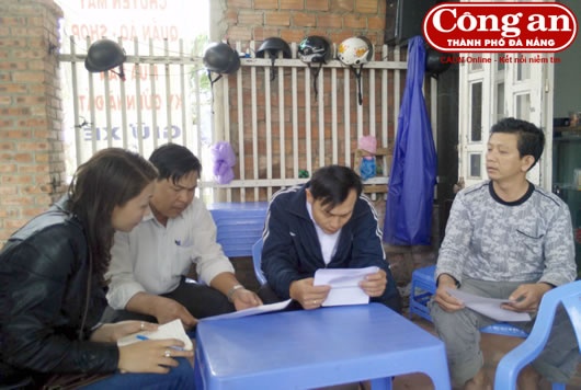 Anh Thạnh (bìa phải) trình bày sự việc với P.V và cán bộ địa phương.