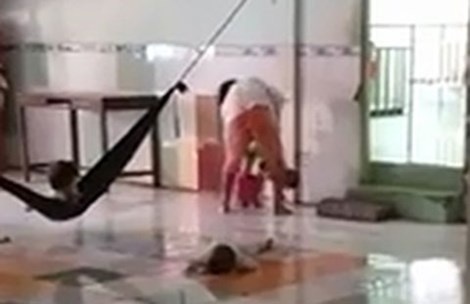 Bao mau danh da man tre mo coi o mien Tay hinh anh