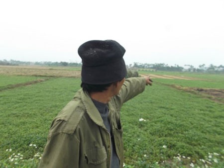 Người dân chỉ nơi tìm thấy con dao gây án.