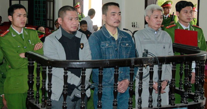 Các bị cáo trước vành móng ngựa (từ trái qua Tuấn, Song, Dũng).