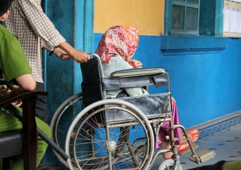 Nuoc mat me gia chung kien canh 2 con dam nhau hinh anh