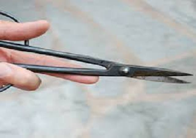 Tho cat toc dung keo dam ke gheo ban gai hinh anh